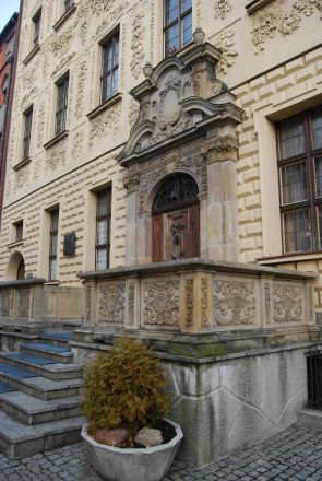 Framför entrédörren en högt belägen veranda dit en trappa leder  – i den närbelägna staden Gdańsk är detta en vanlig syn.
