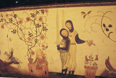 En mur i staden pryds av dessa humoristiska skildringar av korsfararnas liv.