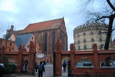 Fotot är taget från den filologiska fakultetens gård; till vänster Marie himmelfärds kyrka, till höger stadens arrest.