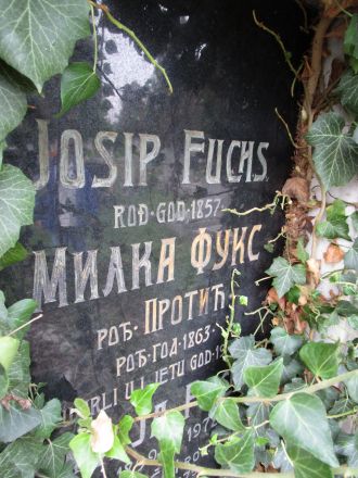 En gravsten på den serbisk-ortodoxa kyrkogården i utkanten av Daruvar.