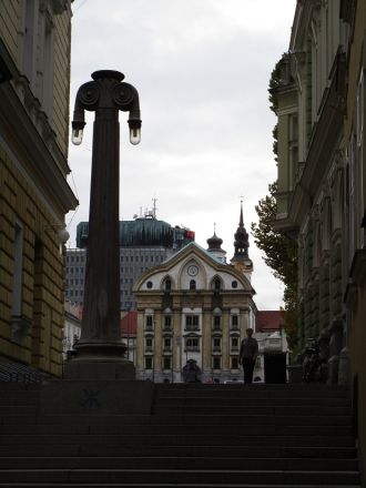 Trapporna leder upp till Kongresni Trg.