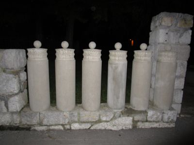 Plečniks&nbsp;pelare vid den romerska muren på Mirje.