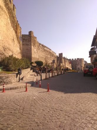 Den bysantinska stadsmuren. Längst bort Trigoniou-tornet.