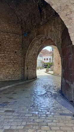 Ingång till den befästa delen av staden (kastro).