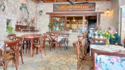 Servering på To Nisi. En ”mezedopoleio” serverar smårätter, ”meze”.