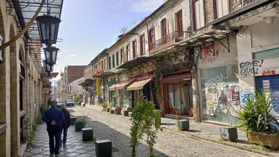 Gata kantad av låga, enhetliga hus.