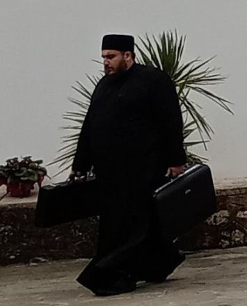 Vad har du i väskorna, Iannis?