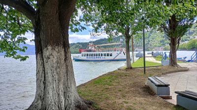 Båt med ordet ”Makednoc” skrivet&nbsp; på sidan.