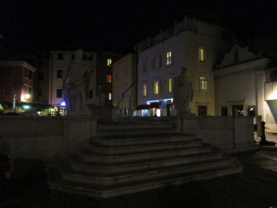 Trg 1. Maja/Första majtorget ganska långt västerut på halvön.