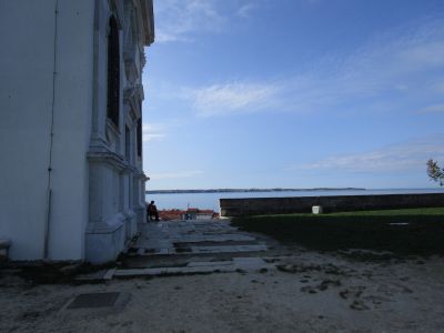 En dragspelare satt vid kyrkan och spelade.
