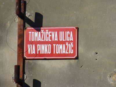 Även i Izola är gatuskyltarna tvåspråkiga (det italienska namnet på Izola är Isola).