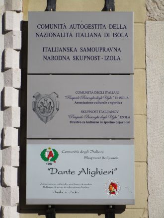 Skylt på hus där den lokala italienska minoriteten har sina kontor och lokaler.