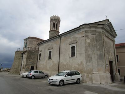 Cerkev Marije Zdravja/Maria Hälsans kyrka vid Piranhalvöns spets. I bakgrunden fyren.