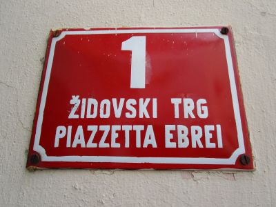 ”Judiska torget” – på slovenska och italienska.