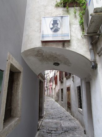 Giuseppe Verdi blickar ner på en av gränderna.
