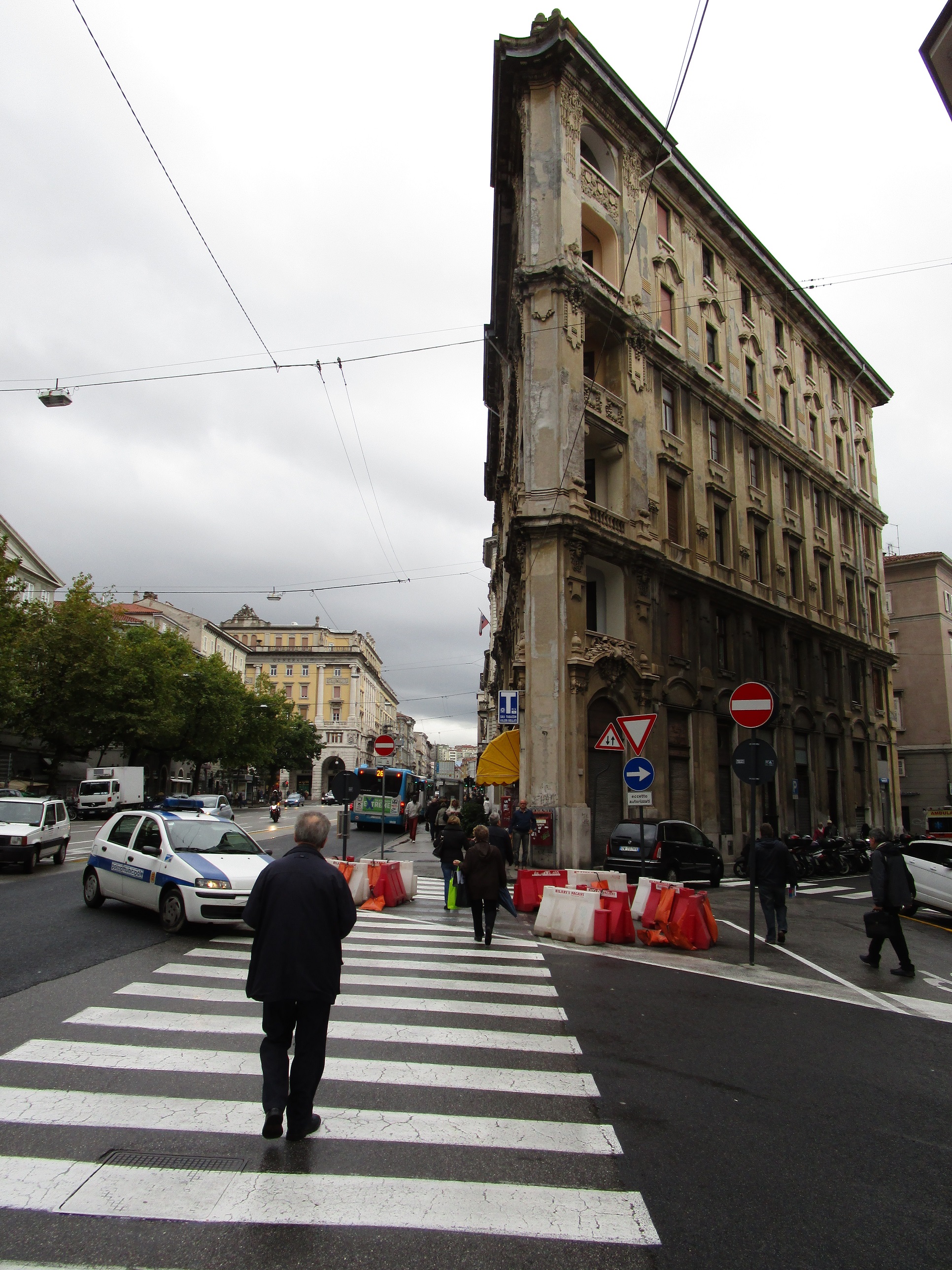 På den breda Via Giosué Carducci söder om Piazza Oberdan.