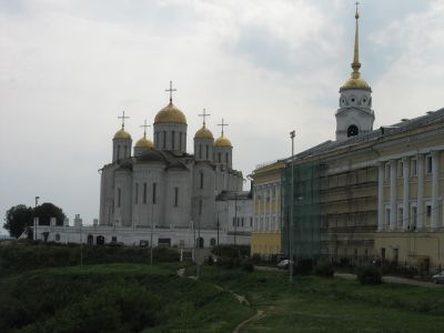 Uspenskijkatedralen och biskopspalatset i Vladimir.