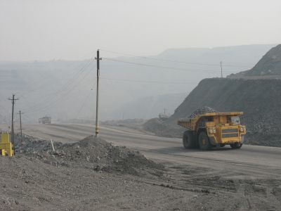 170-tonsdumprar på väg upp ur schakt 3 i Kedrovka.