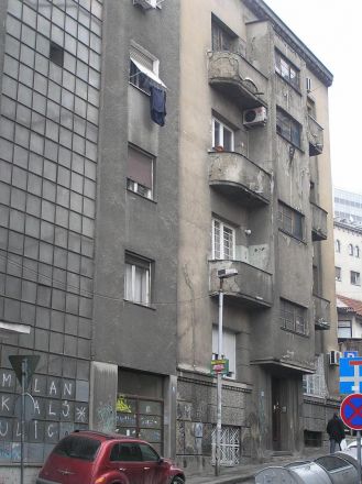 Grått och slitet. Rundade balkonger.