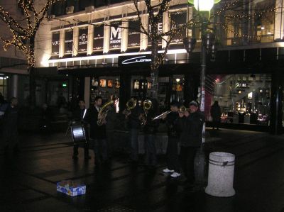 På Knez Mihajlova spelade ett brassband.
