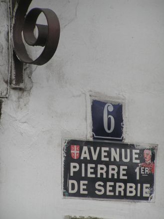 "Kralja Petra 6" (Kung Peters gata 6) är adressen till "Kafana ?". "Peter I av Serbien" heter på franska "Pierre 1er de Serbie".
