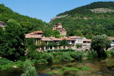 Kyrkan i bakgrunden är den helige Dimitars kyrka. Den är förknippad med utropandet av det andra bulgariska kungadömet 1185.