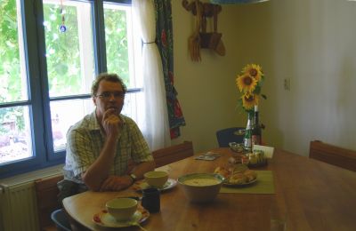 Phoenix hostel, i köket. Jarek har lagat en svalkande tarator.