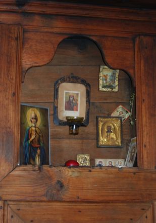 En vrå av hemmet ägnas åt Gud och helgonen. Bilden är tagen i ett av rummen på Tsutsova kyshta.