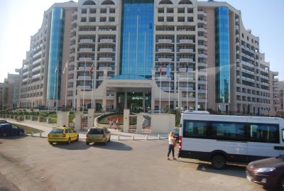 På vägen mellan Pmorie och flygplatsen i Burgas låg detta monster till hotell.