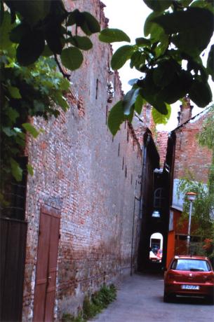 Gränd längs gamla stadsmuren i Bistriţa i Transsylvanien.