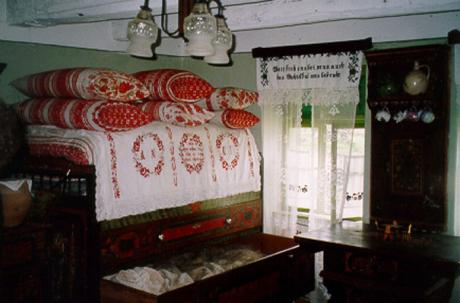 I ”storstugan” en trappa upp hos Sara Dootz.: ”Gott steh uns bei, wenn auch das Schicksal uns bedrohe”, står det på gardinen.