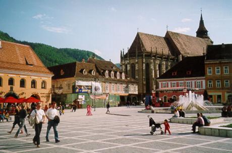 Braşov. I bakgrunden Svarta kyrkan. (Biserica Neagră).
