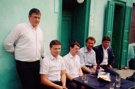 Utanför ölstugan i Gernik.