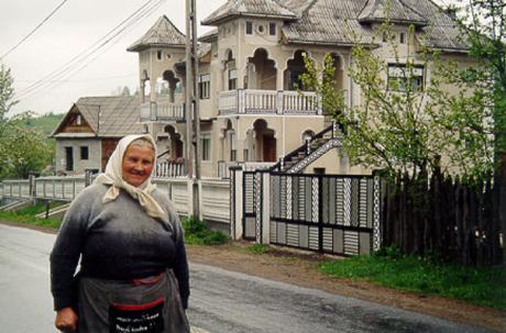 En bondmora ville berätta något för oss. I bakgrunden ett ”Murfatlar-hus", som vi kallade det.